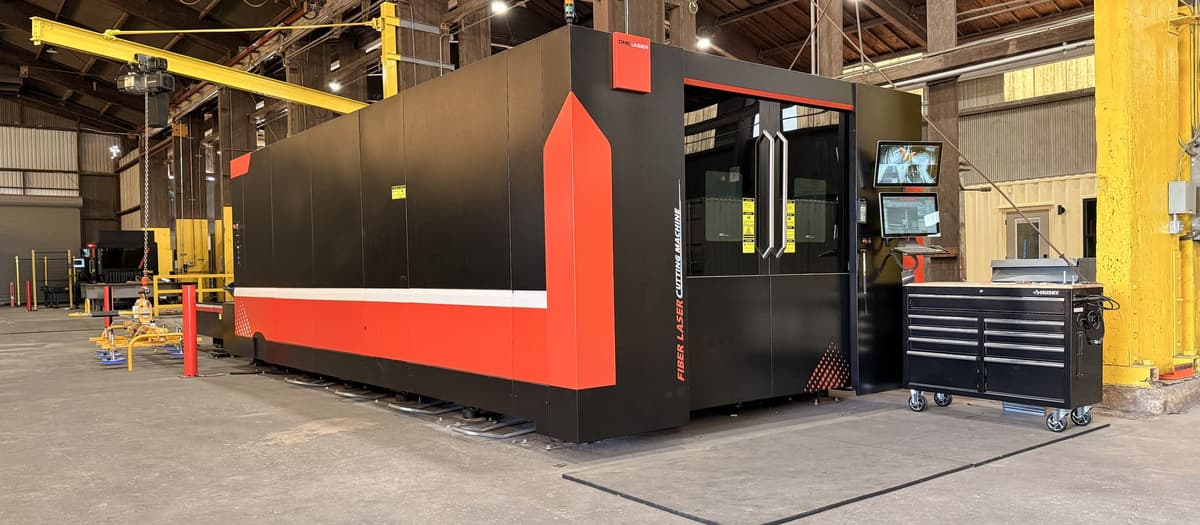 Máquina de corte láser en el taller